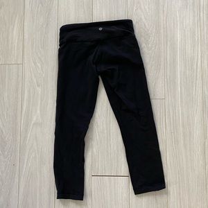 Black Lululemon wunder under crop leggings